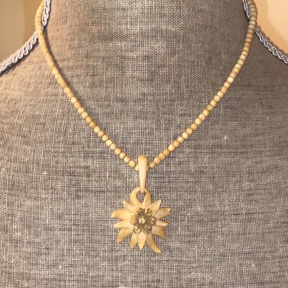 Vintage 50s ivory Edelweiss flower pendant Necklace